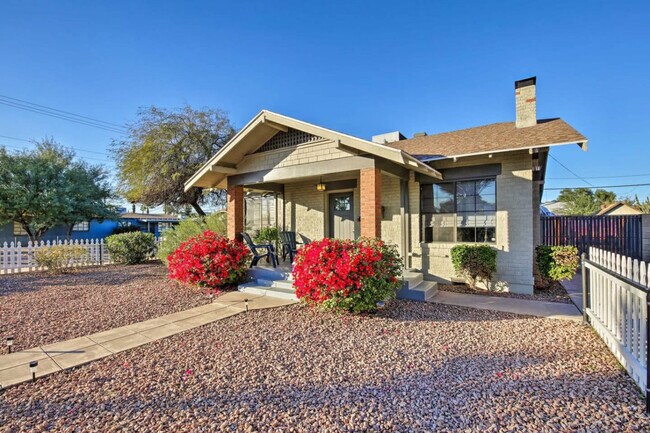 Building Photo - 1002 E Palm Ln