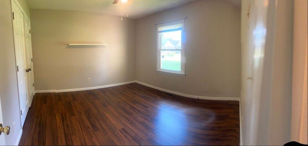 Building Photo - 806 Lois Ln