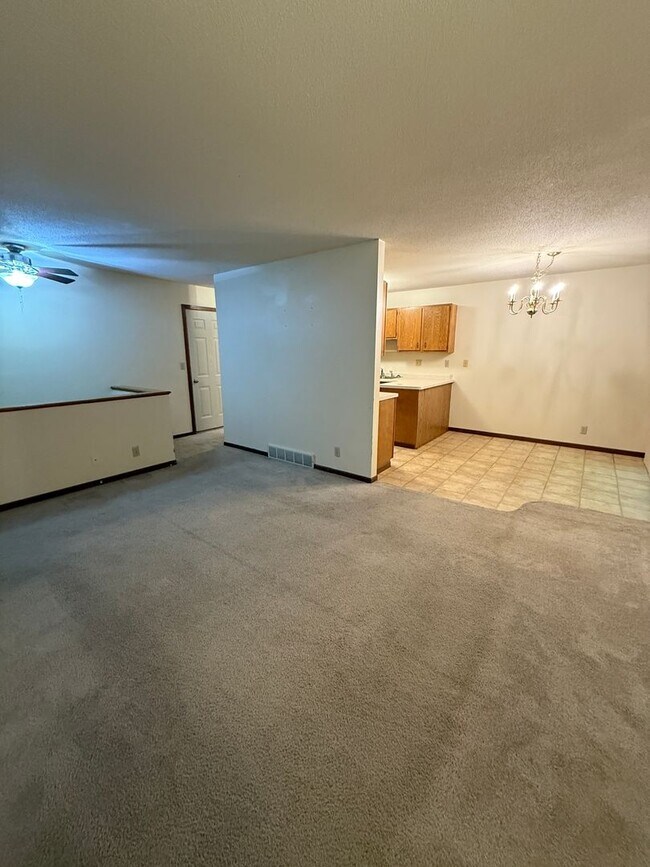 Building Photo - PP - 14 - Grandview Ave