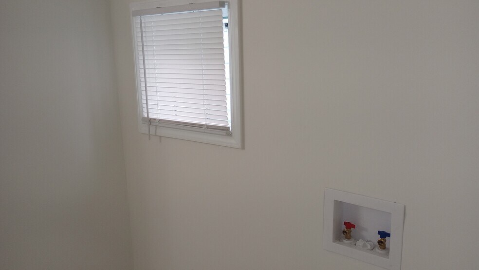 Building Photo - 1920 Walker St