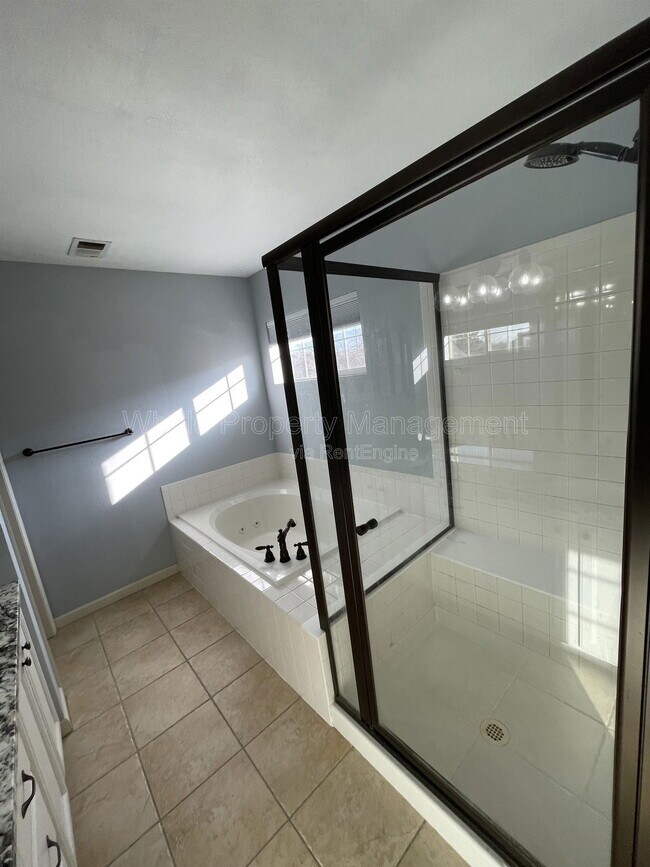 Building Photo - 2737 W Greens Dr