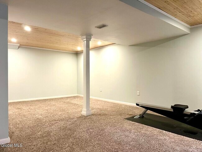 Building Photo - 8 Backstretch Ct