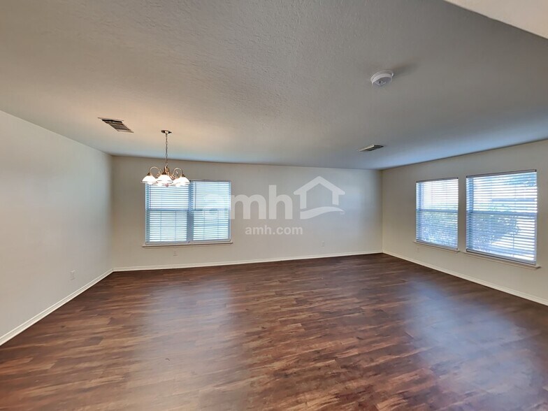 Building Photo - 5043 Viking Coral