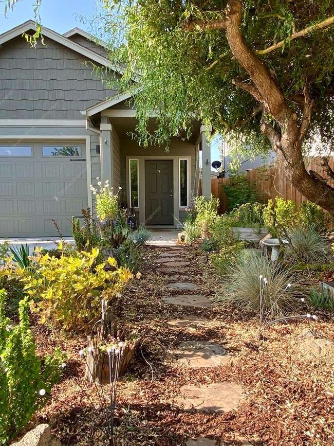 Building Photo - * Coming Soon * Beautiful Unfurnished 3-Be...