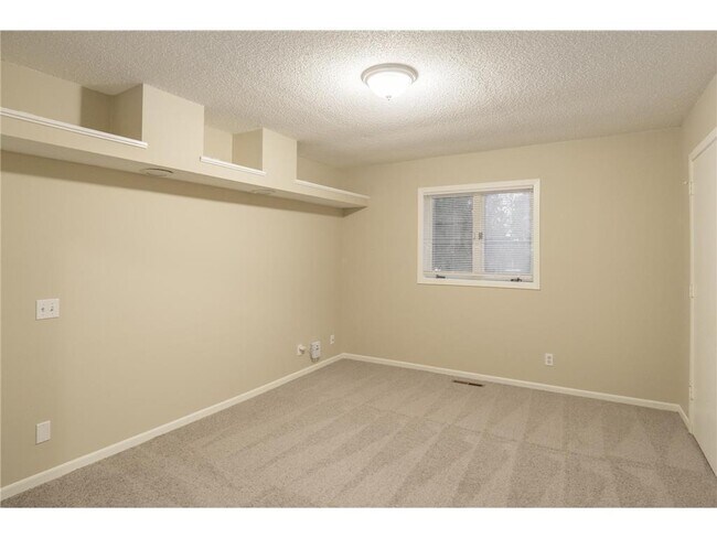 Building Photo - 38 Winona St W