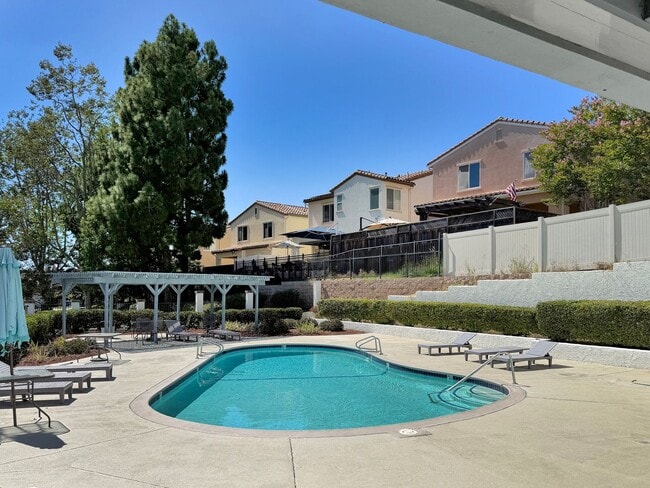 Building Photo - SD: Bright 2BD/2BA Condo in Vista with Community Pool, Private Patio & In-Unit Laundry