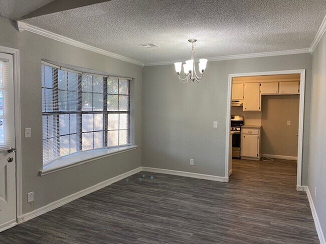 Building Photo - 4 Bed, 2 Bath Corner Lot in Broken Arrow!