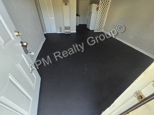 Building Photo - Two bedroom apartment off Harden Street