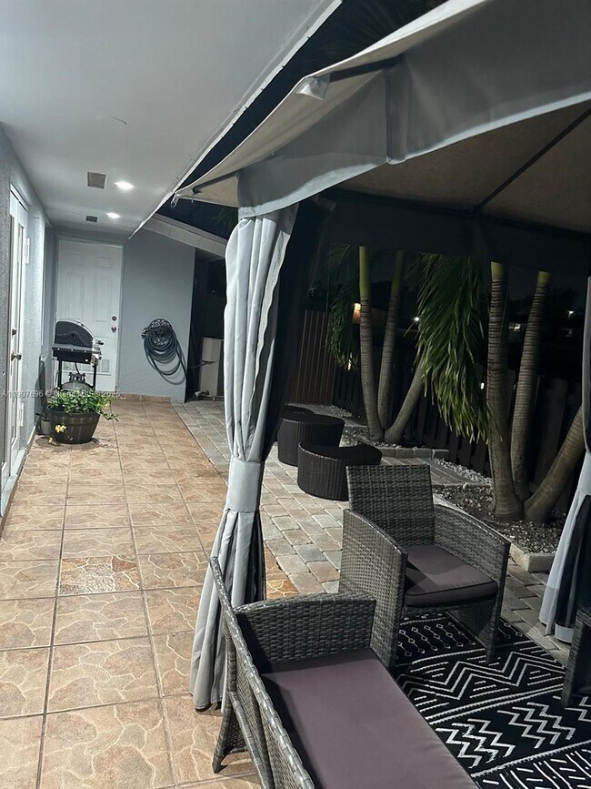 Building Photo - 15304 SW 81st Ln