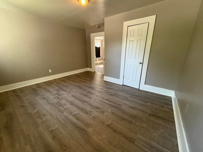 Building Photo - Three Bedroom Single Family Home!