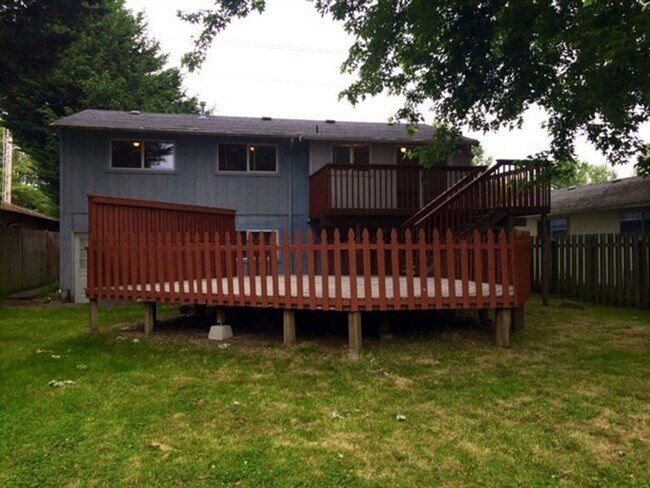 Building Photo - PRELEASING NOW: Large 6 bed/2 bath home!