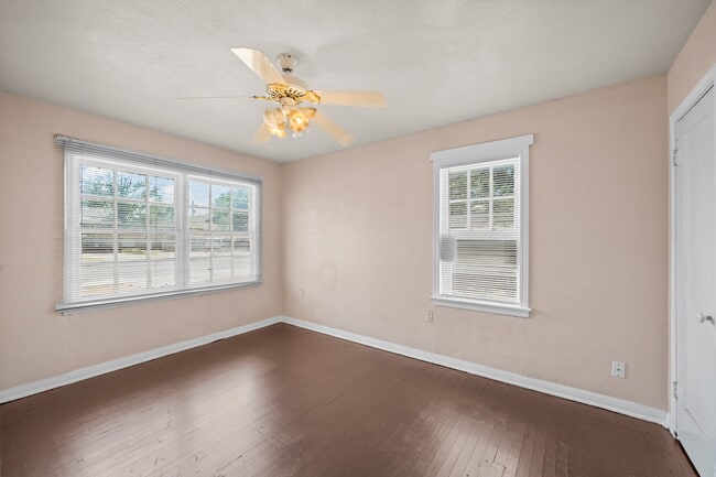 Building Photo - Cute 2/1.5 Duplex, Minutes from TTU & Downtown LBK