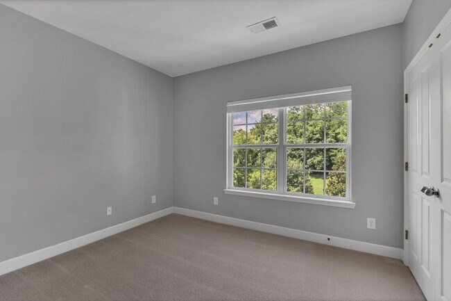 Building Photo - Stylish Condo with Balcony Views in South Nashville