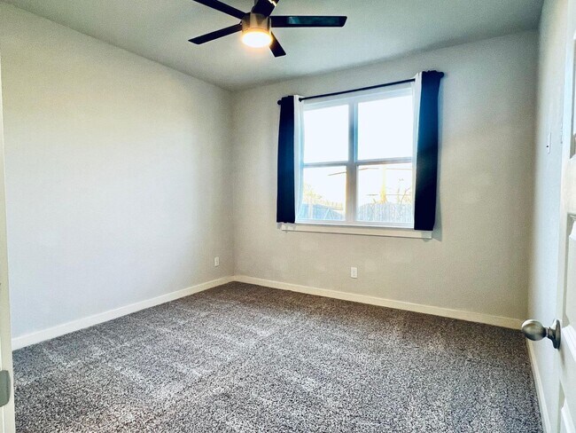 Building Photo - $500 OFF ON FIRST MONTH'S RENT! APPLICATION FEE WAIVED!  Modern 3BD/2BA Home in Blue Ridge Ranch ...