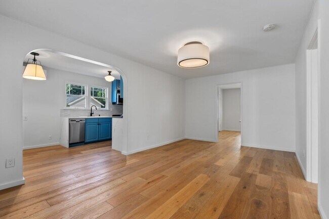 Building Photo - 2Bd/1Ba Seattle Duplex