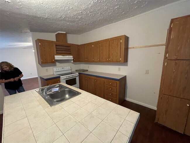 Building Photo - 16658 Meadowcroft St