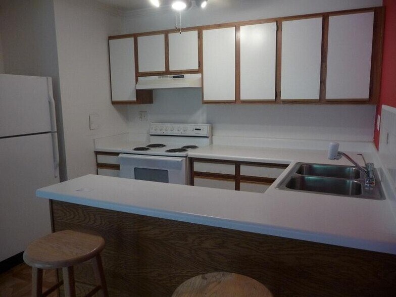 Building Photo - 1813 Hemlock Plz