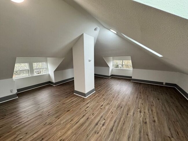Building Photo - MUST SEE !!! Tacoma Beautifully Remodeled 2+ Bedroom, Large Loft Unit!!!!