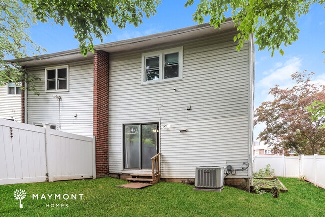 Building Photo - 6121 Fairwood Ave