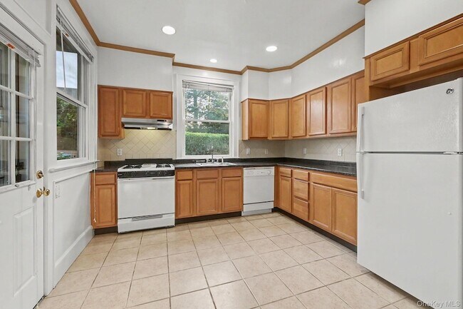 Building Photo - 242 Mayflower Ave