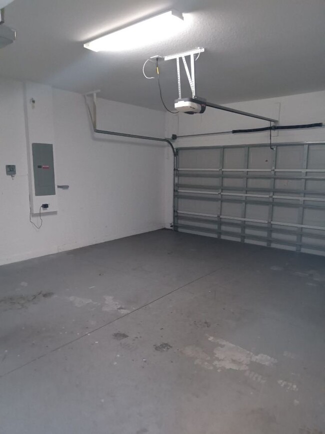 Building Photo - Spacious 4-Bedroom 2 Bathroom Apartment fo...