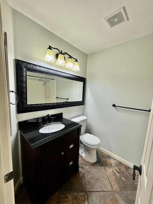 Building Photo - Nice Single Story Home