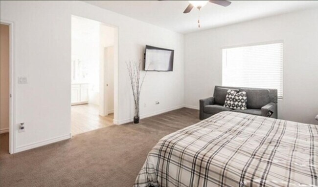 Building Photo - Beautifully Modern 3 bedroom Near Southern...