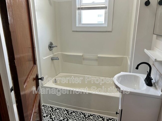 Building Photo - 210 Biltmore St