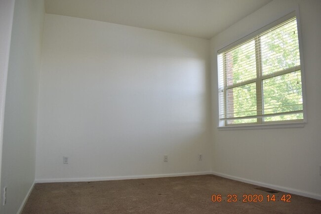 Building Photo - Beautiful 2 Bedroom Townhome / Old Town Ar...