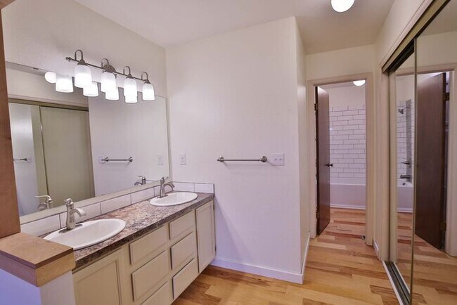 Building Photo - 3 Bedroom, 2.5 Bath Townhome
