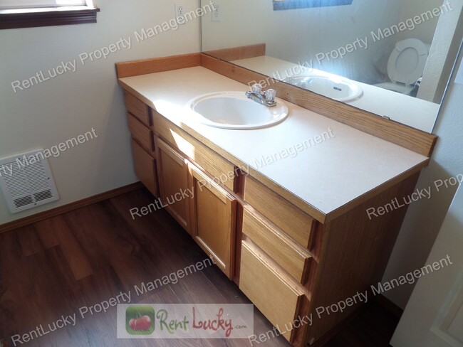 Building Photo - Fabulous 2-Bedroom Duplex w/Attached Garag...
