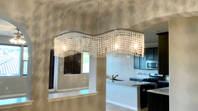 Building Photo - 3935 Woodbridge Way