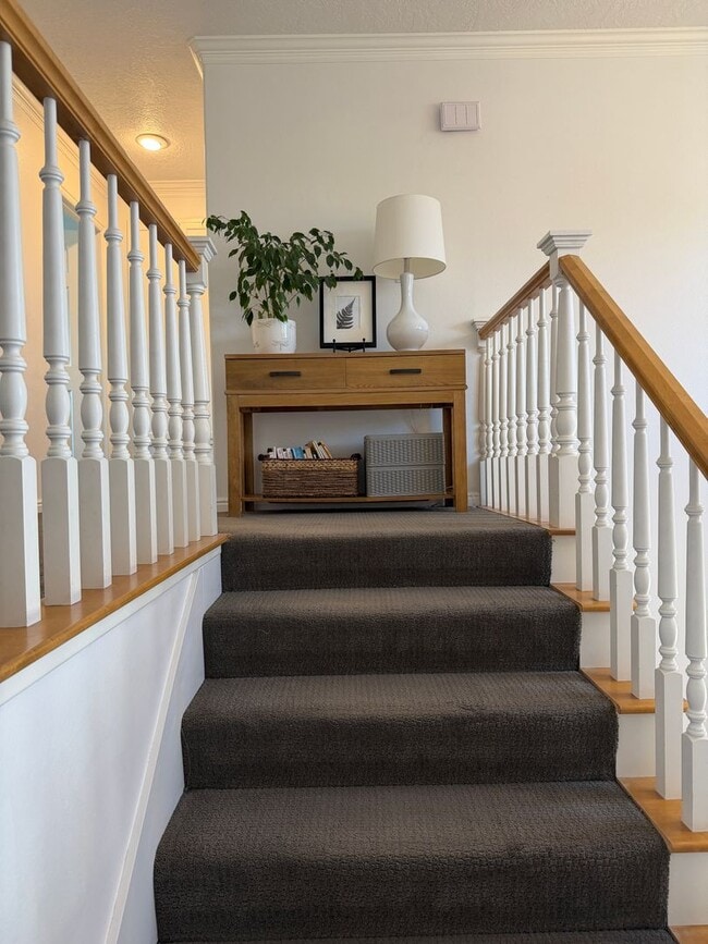 Building Photo - Beautiful 4 bedroom, 3 bathroom Home with a pool!!