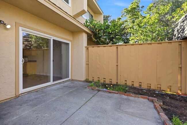 Building Photo - Sunset Park Townhouse Available for Rent!