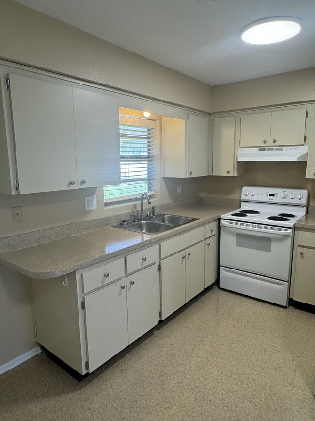 Building Photo - 5222 Bogdonoff Dr
