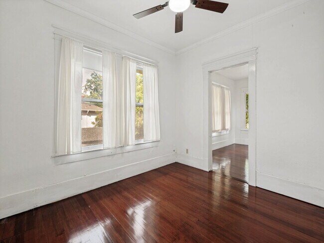 Building Photo - "Charming 4-Bedroom Home with 2 Full Baths in Vibrant Dallas Neighborhood!"