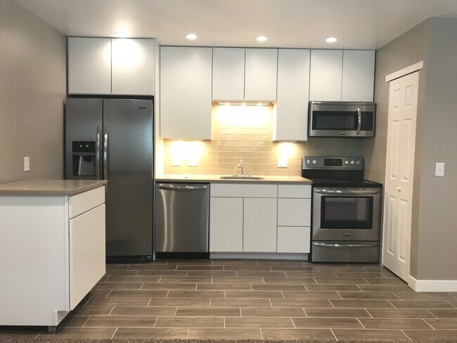 Building Photo - Top Floor Studio In The Wimbledon Condos! Ideal Location!