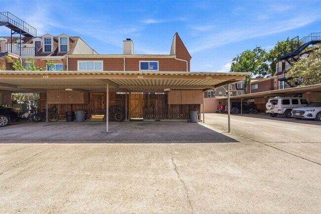 Building Photo - 450 N Post Oak Ln