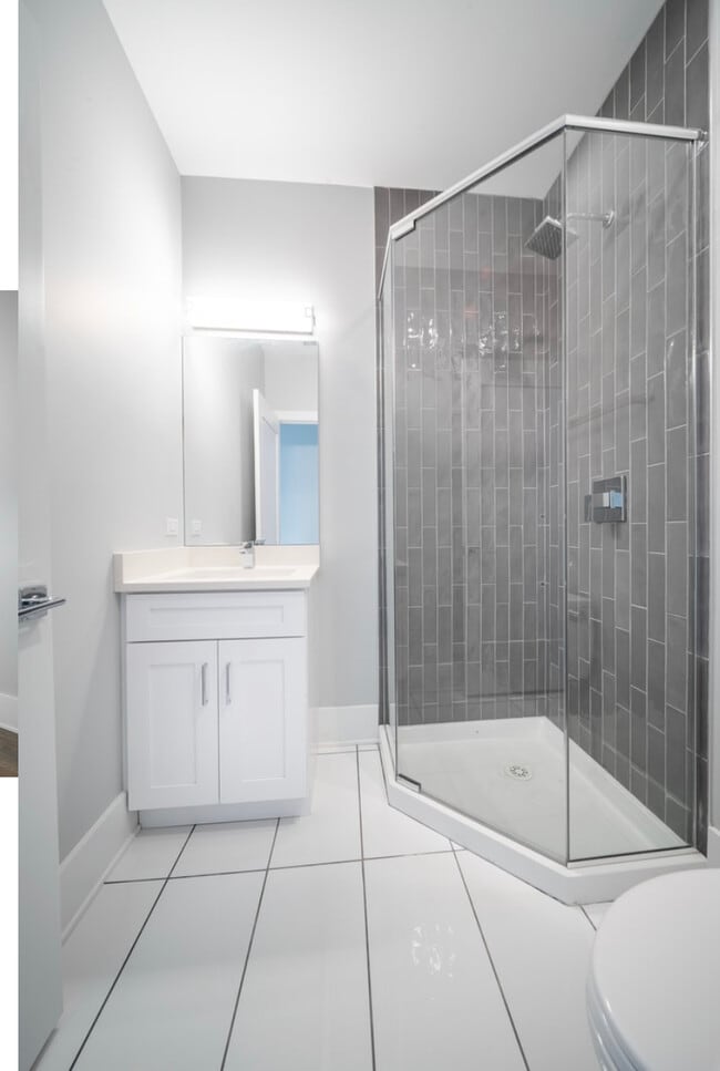 Building Photo - 556 W 18th St