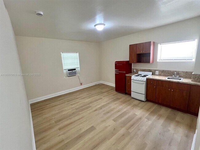 Primary Photo - 8411 Biscayne Blvd