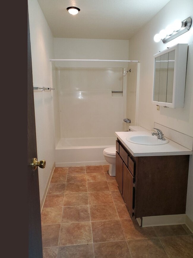 Building Photo - 2 Bedroom 1 Bath Duplex