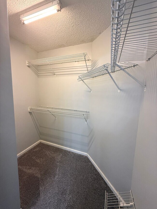 Building Photo - RENT SPECIAL! Updated Holten Place, top fl...