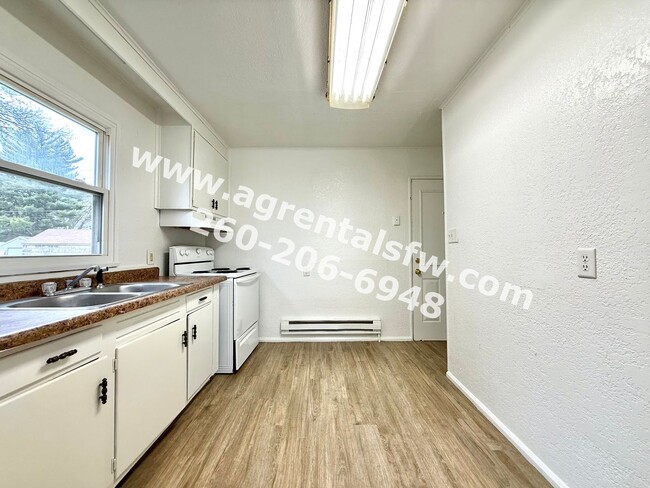 Building Photo - 2 Bedroom House