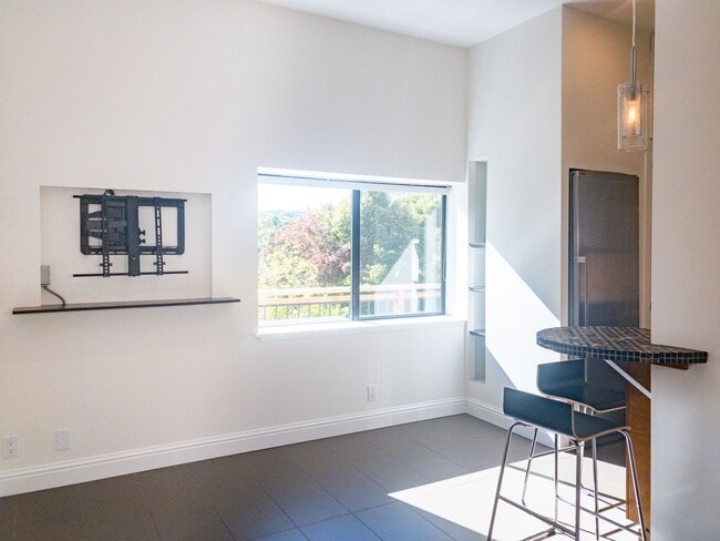 Building Photo - 1Bed/1Bath! Parking! Laundry! Garden! Pet! PROGRESSIVE