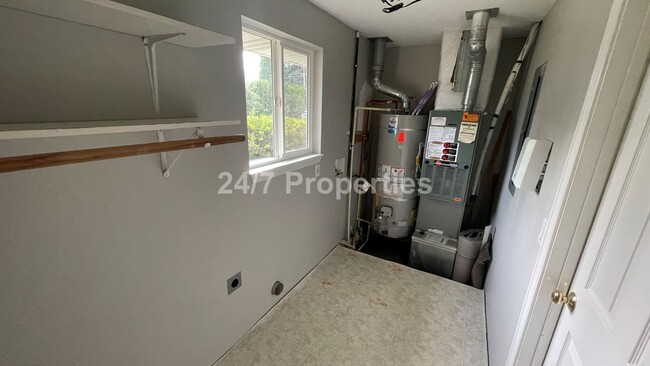 Building Photo - 3 BD | 2 BA Single-Level Home on Sprawling...
