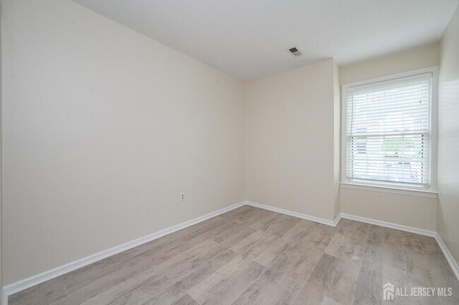 Building Photo - 17 Chelmsford Ct