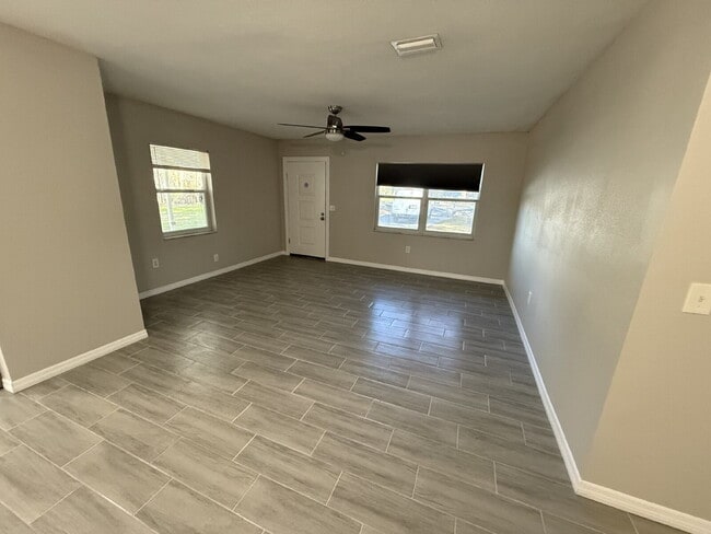 Building Photo - Large workshop available with home!