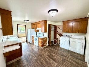 Building Photo - 2 Bedroom Townhome in Fircrest!