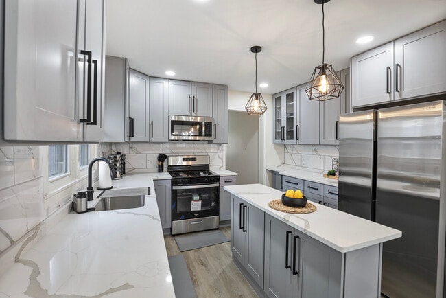 Building Photo - 366 N Hemlock Ave