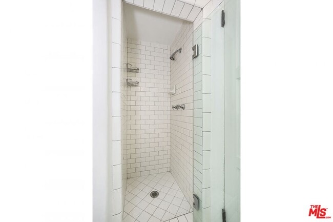 Building Photo - 2071 Escarpa Dr